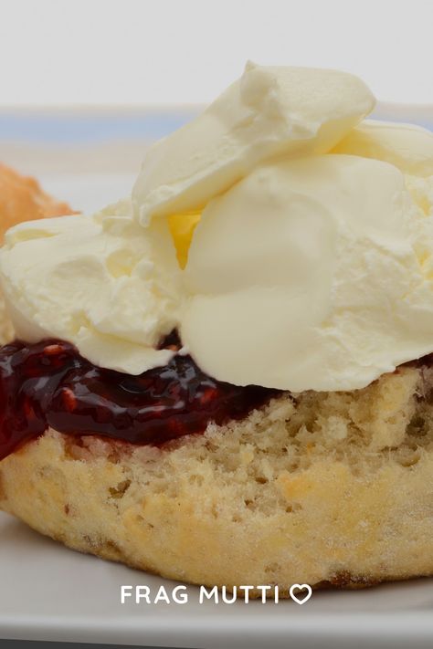 Clotted Cream Rezept mit Mascarpone Keto Brood, Raspberry Scones, Vegetarian Keto, Food Channel, Cream Tea, Keto Diet Menu, Clotted Cream, Keto Bread, Keto Breakfast