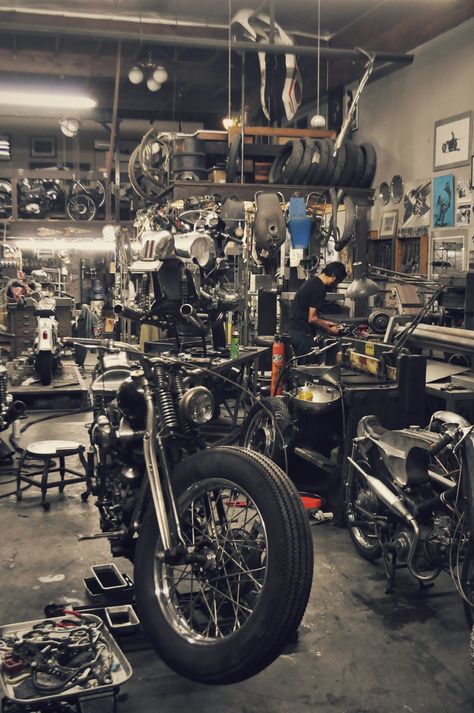 Motorcycle Shop Aesthetic, Motorcycle Mechanic Aesthetic, Autoshop Aesthetic, Motorcycle Garage Ideas, Mechanic Motorcycle, Workshop Aesthetic, Mechanic Aesthetic, Garage Aesthetic, Workshop Cafe