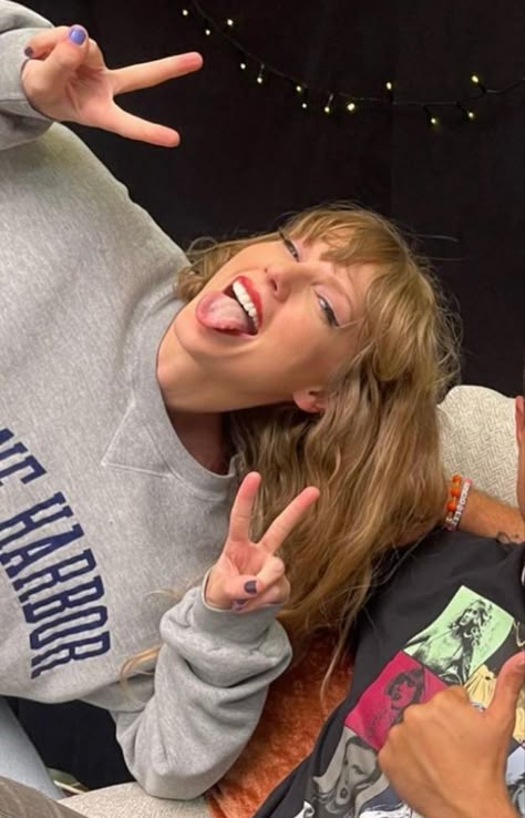 taylor swift icon, taylor swift pics 🌟 Style Taylor Swift, Taylor Swift Fotos, Taylor Swift Images, Photos Of Taylor Swift, Taylor Swift Pics, Taylor Swift Fan Club, Estilo Taylor Swift, Swift Photo, Taylor Swift Posters