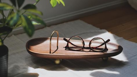 🌟 Introducing our Handmade Black Walnut Tray with Brass Stand! 🌟 Experience the perfect blend of elegance and functionality with this exquisite piece. Crafted from rich black walnut and complemented by a sleek brass stand, this tray is designed to hold your jewelry, cosmetics, glasses, or keys in style. Whether placed on your vanity, dresser, or entryway, it adds a touch of sophistication to any space. Organize with elegance and make every detail count. ✨ #Handcrafted #BlackWalnut #HomeDe... Organizing Jewelry, Key Tray, Vanity Dresser, Minimalist Home Decor, Jewelry Tray, Bath Furniture, Wooden Tray, Eco Friendly Gifts, Jewelry Dish