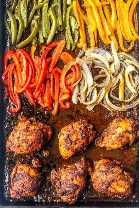 Sheet Pan Chipotle Chicken Burrito Bowls (Gluten-Free) - All the Healthy Things Chipotle Chicken Burrito, Pan Dinner Recipes, Fajita Veggies, Chicken Burrito Bowls, Smart Eating, Chicken Peppers, Healthy Taco, Burrito Bowls Recipe, Sheet Pan Chicken