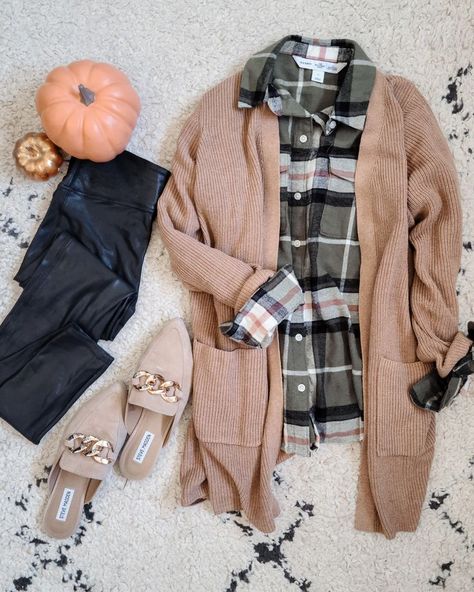 Plaid Shoes Outfit, Plaid Shirt Outfit Fall, Flannel Shirt Outfits, Casual Flannel Outfits, Workwear Shoes, Autumn Shirt Outfit, Flannel Outfits Fall, Neutral Cardigan, Flannel Shirt Outfit