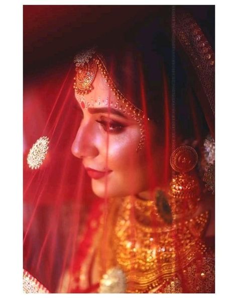 Bengali Bride Photoshoot Poses, Bengali Wedding Poses, Bengali Wedding Photoshoot, Bridal Poses Indian, Bengali Bride Look, Bengali Wedding Photography, Wedding Photography Poses Bridal Party, Bride Groom Photoshoot, Photoshoot Reference