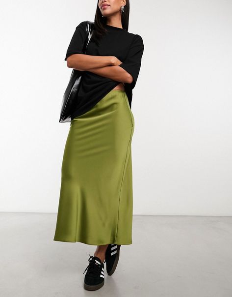 Skirts by ASOS DESIGN Midi moment High rise Elasticated waist Bias cut Regular fit Silk Skirt Outfit Midsize, Green Midi Skirt Outfit, Green Satin Skirt Outfit, Green Maxi Skirt Outfit, Midi Rok Outfit, Olive Outfit, Green Satin Skirt, Green Skirt Outfits, Skirt Outfit Casual