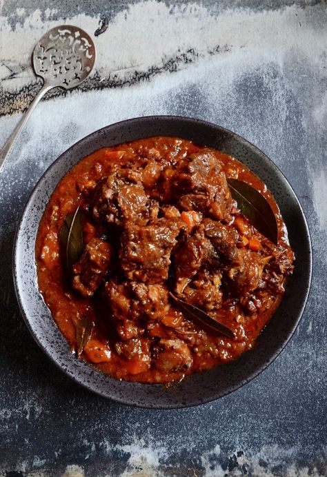 Slow braised Red wine Oxtail | Dianne Bibby is a Johannesburg food stylist, recipe developer, and food blogger. Oxtail Recipe, Braised Oxtail, Prune Recipes, Red Wine Recipe, Oxtail Recipes, Red Wine Sauce, Delicious Magazine, French Cooking, Xmas Food