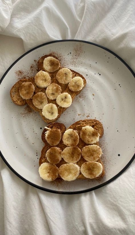 Banana On Toast, Foodie Aesthetic, Peanut Butter Breakfast, Peanut Butter Toast, Banana Toast, Banana Sandwich, Peanut Butter And Banana, On Toast, Peanut Butter Banana