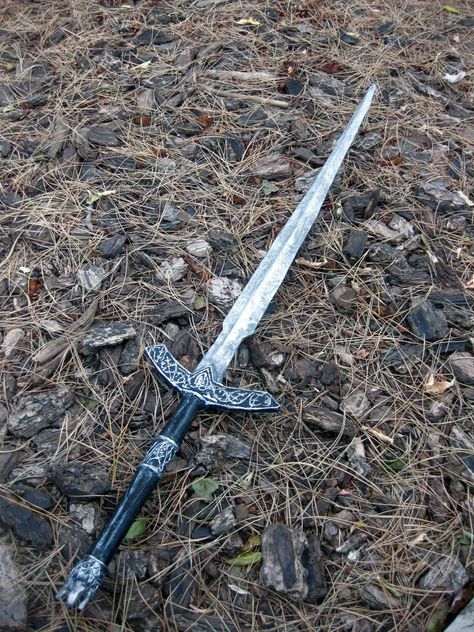 Witch King of Angmar's sword ... made of papier mache.  With step-by-step DIY! Witch King Of Angmar, Cosplay Tutorial, Cosplay Diy, Cosplay Tips, Cosplay Props, Larp, Paper Mache, Drake, Cosplay Costumes