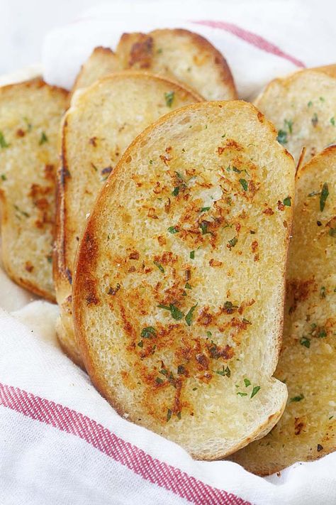 Skillet Garlic Bread (Buttery and Cheesy!!) | Easy Delicious Recipes Stove Top Garlic Bread, Roasted Garlic Bread, Skillet Bread, Bread Garlic, Make Garlic Bread, Pinterest Food, Rasa Malaysia, Garlic Bread Recipe, Cheesy Garlic Bread