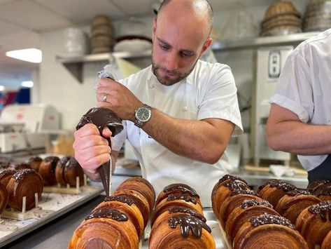 New York City's latest viral sensation is a crème-filled circular croissant Circular Croissant, Circle Croissant, Baking Pastries, Baking And Pastry, Apple News, This Summer, Pastry, York City, New York City