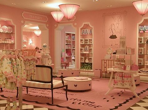 NYC, Style and a little Cannoli: Eloise at the Plaza 80s Bedroom Decor, 80s Bedroom Furniture, Eloise At The Plaza, Nyc Rooms, 80s Room, Nyc Style, Baby Pink Aesthetic, Dream House Rooms, Dreamy Room