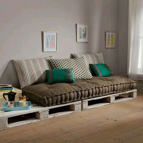 Pallet Furniture Sofa, Casa Hobbit, Diy Pallet Sofa, Pallet Couch, Pallet Sofa, Diy Sofa, Wooden Pallets, Diy Pallet Furniture, Banquette