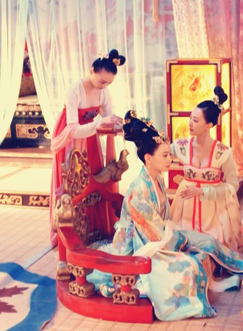 Hanfu:traditional Chinese costume.Shi Shi in 'Empress of China'. Empress Of China Costumes, Kimono Costume, The Empress Of China, Chinese Empress, Empress Of China, Fantasy Garb, Royal Clothes, Chinese Costume, Hanfu Traditional