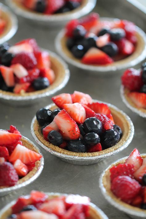 Quick and easy baked mixed berry pies - yum! No Bake Blueberry Cheesecake, July Desserts, 4th Of July Food, Cheesecake Dessert, 4th Of July Desserts, Berry Pie, July Recipes, 4th Of July Ideas, Bake Cheesecake