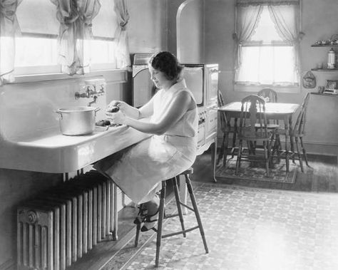 The Evolution Of Kitchens In 28 Photos 1920s Kitchen, Historic Kitchen, Old Fashioned Kitchen, Vintage Housewife, Primitive Kitchen, Antique Kitchen, Peeling Potatoes, Old Kitchen, Kitchen Art