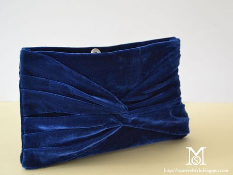 A Matter Of Style: DIY Fashion: Velvet clutch bag DIY Tutorial Velvet Bag Diy, Clutch Bag Diy, Diy Fashion Bags, Diy Clutch Bag, Clutch Diy, Velvet Clutch Bag, Diy Pouch, Best Leather Wallet, Diy Clutch