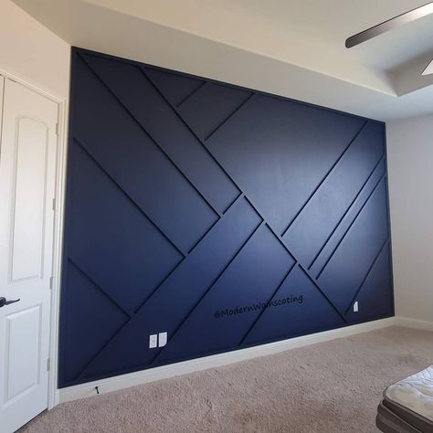 Modern Wainscoting en Instagram: “Assymetricaly perfect! Dark blue walls makes any color accent you use pop!. . . . . . . . . #wainscoting #interiordesign #designerhome…” Perete Accent, Accent Wall Design, Blue Accent Walls, Room Accent Wall, Dark Blue Walls, Diy Accent Wall, Wood Accent Wall, Accent Walls In Living Room, Bedroom Accent