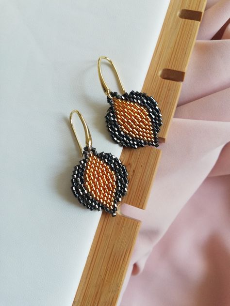 Seed Beaded Earrings, Beaded Earrings Tutorials, Brick Stitch Earrings, Beaded Earrings Patterns, Handmade Fashion Jewelry, Bead Work Jewelry, Earring Tutorial, Earring Patterns, Seed Bead Earrings