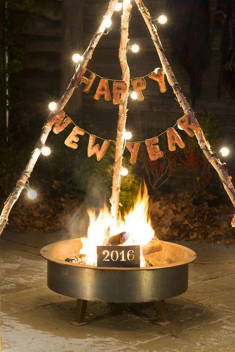 New Years Eve Party Ideas Decorations, New Years Eve Events, Eve Music, Bonfire Party, Christmas Planning, Nye Party, New Years Eve Decorations, New Year Decor, Backyard Party