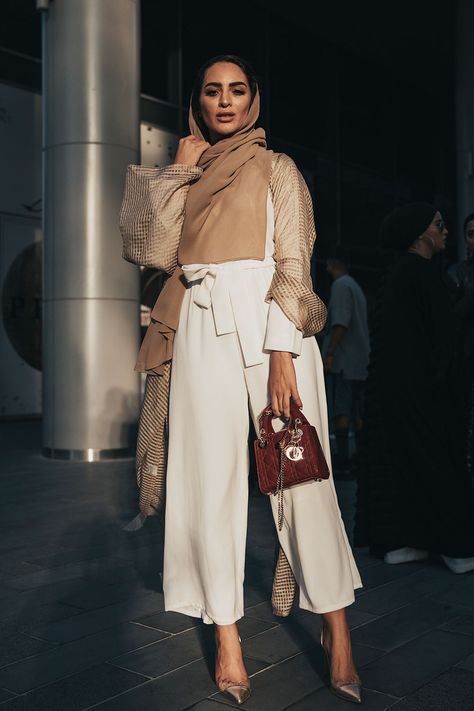 street fashion dubai - Google Search Dubai Street Fashion, Dubai Street Style, Dubai Style, Fashion Forward Outfits, Dubai Fashion, Street Fashion Photography, Night Outfits, Front Row, Festival Outfits