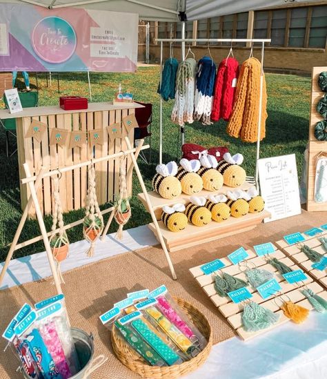 Craft Stall Display Ideas, Booth Display Ideas Diy, Market Setup, Craft Stall Display, Craft Fair Table, Crochet Craft Fair, Craft Fair Booth Display, Craft Show Booths, Crochet Store