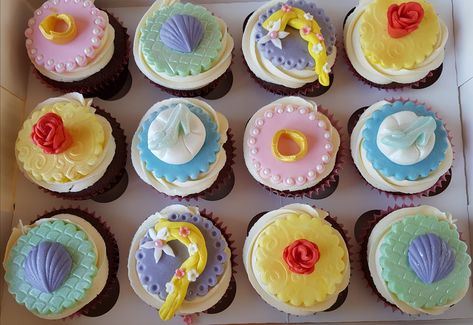 Disney Princess Cupcakes Ideas, Disney Inspired Cupcakes, Disney Princess Cakepops, Aladin Cupcake, Disney Princess Macarons, Cupcakes Princesas, Rapunzel Birthday Cake, Disney Princess Cupcakes, Disney Princess Theme