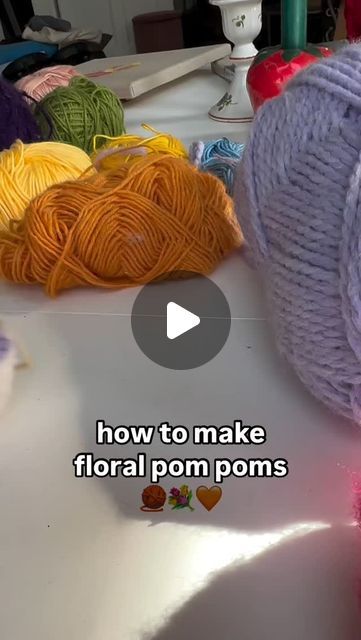 Pompom Craft, Wool Yarn Crochet, Diy Pom Poms, Diy Pom Pom, How To Make A Pom Pom, Yarn Pom Pom, Pom Pom Crafts, Crochet World, Cast Off