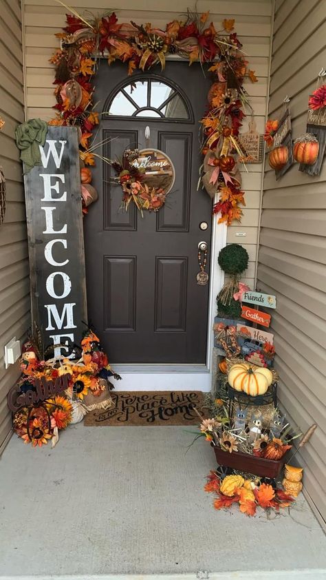 Fall Farmhouse Front Porch, Farmhouse Front Porch Decorating Ideas, Fall Outdoor Decor Porch, Thanksgiving Decorations Ideas, Farmhouse Front Porch Decorating, Front Yard Halloween Decorations, Fall Decor 2022, Front Porch Decor Fall, Outside Fall Decorations