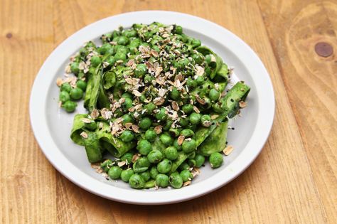 Zucchini And Peas, Munchies Recipes, Pea Salad Recipes, Nigella Seeds, Vegetarian Main Dishes, Easy Salad, Pea Salad, Chicken Steak, Frozen Peas