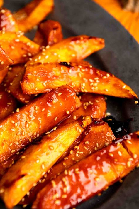 Korean Style Roasted Pumpkin Wedges with Maple Syrup - foodworthfeed Korean Fall Recipes, Korean Squash Side Dish, Korean Pumpkin Recipes, Korean Pumpkin Soup, Korean Pumpkin Porridge, Korean Sundubu Jjigae, Roasted Pumpkin Recipes, Pumpkin Peel, Unique Side Dishes