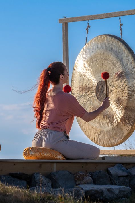 woman beating gong outside Gong Sound Healing, Gong Bath, Sound Bowls, Holistic Therapies, Mind Body And Spirit, Alternative Therapies, Deep Relaxation, Gongs, Sound Healing