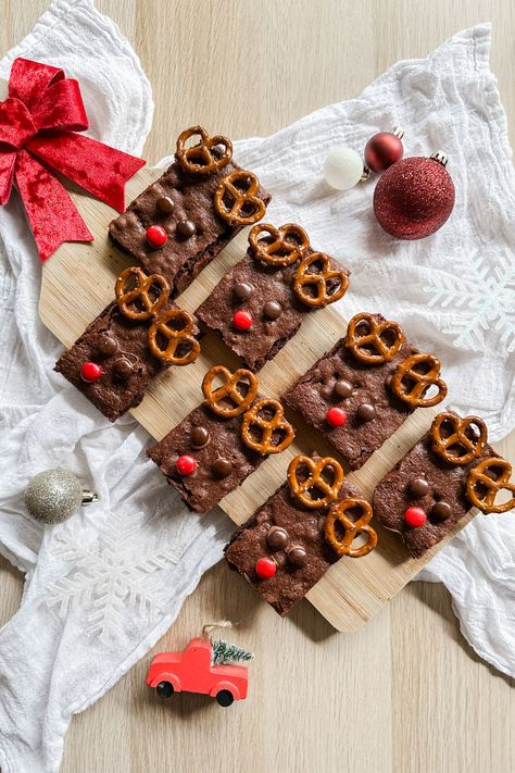 Easy Rudolph Reindeer Brownies | Lynn Mumbing Mejia - Easy Holiday Christmas Baking! Reindeer Brownies, Reindeer Brownie, Cake Recipes For Beginners, Candy Eyes, Rudolph Reindeer, Family Baking, Types Of Desserts, Recipes With Few Ingredients, Vanilla Cake Recipe