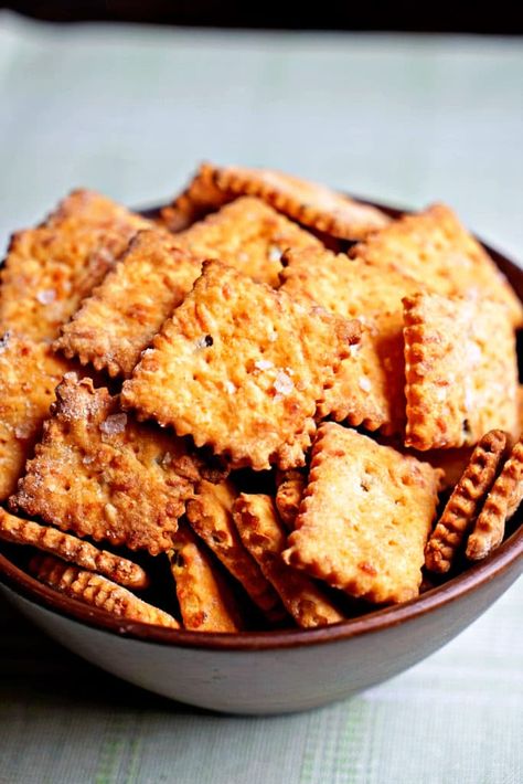 Cinnamon Sugar Oyster Crackers, Crispy Crackers Recipe, Edible Gift Ideas, Crispy Crackers, Cheddar Crackers, Smoked Sea Salt, Chili Spices, Jalapeno Cheese, Best Edibles