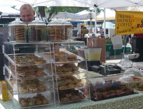 Farmers Market Food Display, Bake Sale Displays, Bakery Stand, Farmers Market Vendor, Market Bakery, Street Food Design, Bake Sale Packaging, Farmers Market Booth, Farmers Market Display