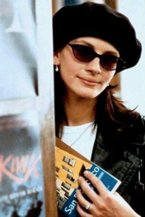 Julia Roberts giving us all the retro vibes with these sunglasses, this look is just PEAK 90s ✨ Do you remember the movie? Share in the comments. 👇 Julia Roberts Notting Hill, Notting Hill Movie, Damien Chazelle, People's Choice Awards, Easy Rider, Notting Hill, Julia Roberts, Steve Mcqueen, Movie Premiere