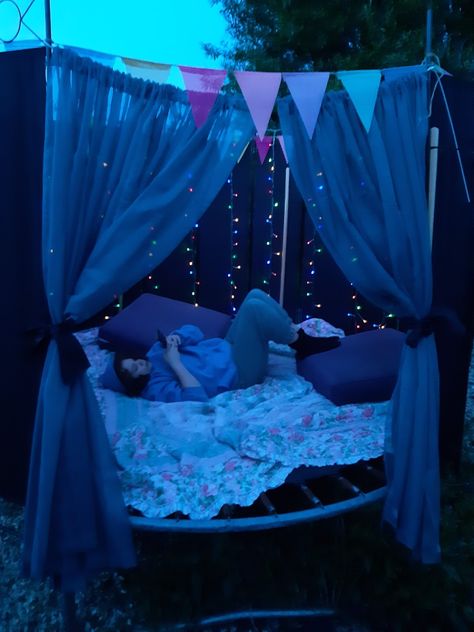 Trampoline Camping Ideas, Trampoline Forts, Upcycled Trampoline, Recycled Trampoline, Trampoline Bed, Old Trampoline, Backyard Sitting Areas, Trampoline Tent, Bedouin Tent