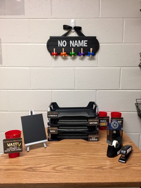 This is a small student supply station. This is where student will turn in papers, trade in their dull pencils for sharpened pencils, and use the stapler/tape. Also, on the wall, students can claim work that was turned in with no name. Classroom Organization Hacks, Classroom Organization Ideas, Student Data Binders, Forest Classroom, Organization School, Organization Wall, Elementary Math Classroom, Social Studies Classroom, Third Grade Classroom