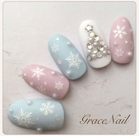 Festive Nail Art Ideas That Will Get You In The Mood For Christmas - The Singapore Women's Weekly Xmas Nail Art, Matte Nail, Nails Winter, Snowflake Nails, Super Nails, Winter Nail Art, Trendy Nail Art, Nail Nail, Festival Nails