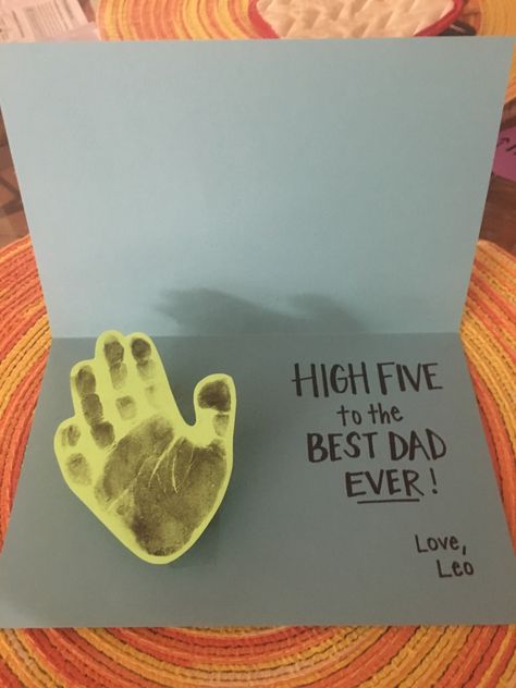 Toddler Art For Fathers Day, Craft For Fathers Day Toddler, Cute Father’s Day Presents, Fathers Day Cards For Kids Handprint, Daycare Father’s Day Craft, Father’s Day Cards Handprints, Father’s Day Art Ideas For Toddlers, Older Kids Fathers Day Crafts, Fathers Day Toddler Activities