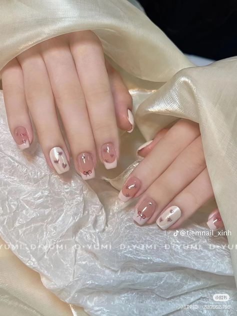 French Manicure Matte, Coquette Nails Aesthetic, Cute Nails Simple, Almond Nails White, Short Nails Almond, White Fake Nails, Nails Bow, Nails Coquette, Nail Hacks