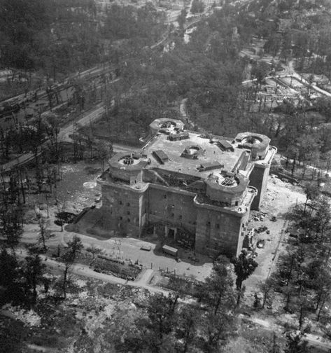 Berlin 1945 bombed out aerial pictures at the end of the World War 2 - Berlin LuftTerror 1940-1945 Flak Tower, Underground Bunker, German Army, End Of The World, Military History, Abandoned Places, Aerial View, Old Photos, Berlin