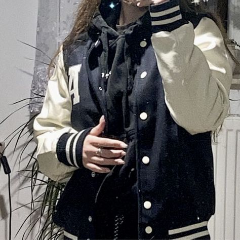 Aesthetic Senior Jackets, Football Jacket Outfit Women, Baseball Jacket Outfit Aesthetic, Football Jacket Outfit, School Jacket Outfit, Letterman Jacket Outfit, Old School Jackets, School Hoodies, Baseball Jacket Outfit