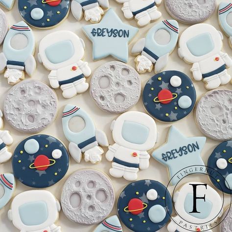 Astronaut Cookies Decorated, Astronaut Cookies, Bluey Cookies, Baby Shower Cookies Neutral, Space Cookies, Planet Party, Moon Cookies, Moon Birthday, Mission Complete