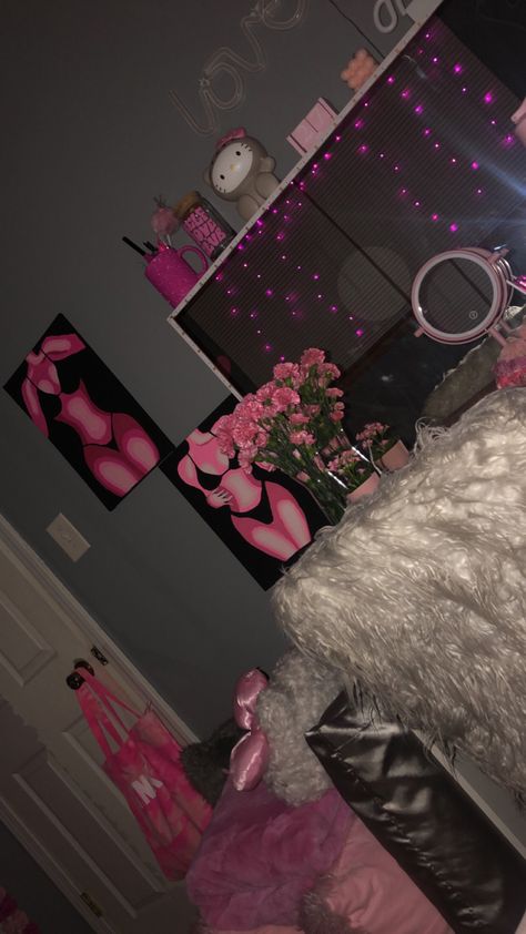 Pink Vanity Room, Latina Room Aesthetic, Latina Room, Light Pink Rooms, Pink Apartment Decor, Vanity Room Decor, Room Decor Items, Pink And Grey Room, Black Room Decor