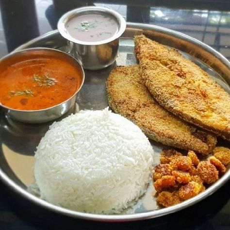 Love at first sight 💕😍😘🤭✌️🤞☺️😋 #fishlovers #loveatfirstbite #lovelovelovelove #sundaybrunch Fish Thali Photography, Fish Thali, Tiffin Ideas, Platter Food, Bangladeshi Food, Chicken Biryani Recipe, Cooking Photography, Bengali Food, Chicken Biryani