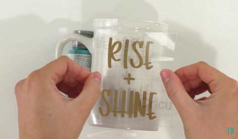 How To Apply Vinyl To Mugs - Makers Gonna Learn Vinyl On Glass, Silhouette Cameo Crafts, Diy Beer, Glass Coffee Cups, Diy Cups, Diy Vinyl, Custom Cups, Diy Cricut, Cricut Tutorials