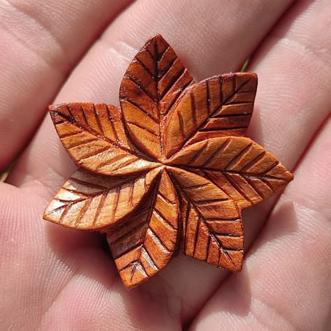 Small Wood Carving Projects, Wood Whittling Projects, Wood Carving Art Sculpture, Wood Jewelry Diy, Woodcarving Ideas, Hand Carved Jewelry, Whittling Projects, Simple Wood Carving, Wood Jewelery