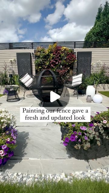 𝑱𝒂𝒏𝒊𝒄𝒆 Bristow on Instagram: "We were so undecided what to do with our fence which was looking very dull and worn out. Last summer we painted it with Ronseal Garden Paint in Warm stone. (Link in my Amazon store front).   It has totally transformed  the look of our garden and we love it 🤍.   Hope you all have a lovely Easter Weekend.   Janice 💙  Firepit @landmann.uk (Link in Amazon store front)  #garden #gardentransformation #backyard #fence #fencedesign #fenceideas" Cream Fence Garden, Painting Fences Ideas Backyards, White Fence Paint, Ronseal Garden Paint, Garden Fence Paint, Backyard Fence, White Fence, Backyard Renovations, Patio Inspiration