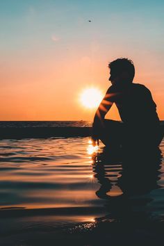 Men Sea Photography, Guy On Beach, Man At Beach, Sunset Photography People, Poses At The Beach, Men On The Beach, Sea Man, Mens Photoshoot Poses, Alone Photography