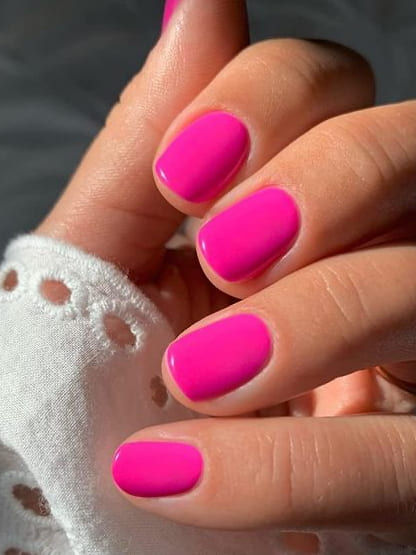 hot pink nails: short and simple Hot Pink Nails Opi, Hot Pink Dip Nail Ideas, Bright Fuschia Nails, Short Fuschia Nails, Hot Pink Opi Gel Polish, Fuschia Manicure, Hot Pink Gel Manicure, Hot Pink Manicure Ideas, Bright Pink Dip Nails