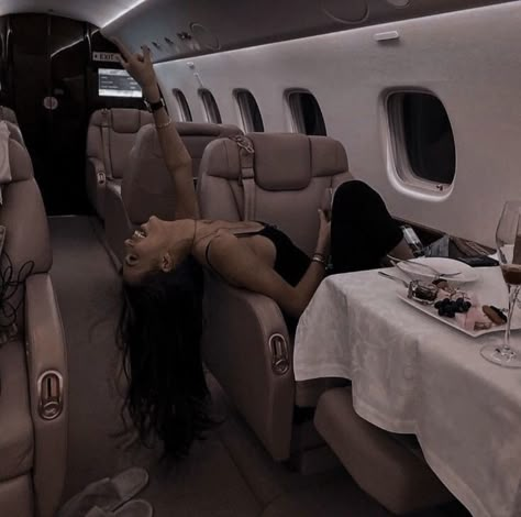 Jet Privé, First Class Flights, Private Plane, Rich Girl Aesthetic, Rich Girl Lifestyle, Luxury Girl, Dark Feminine Aesthetic, Rich Women, Luxury Lifestyle Dreams